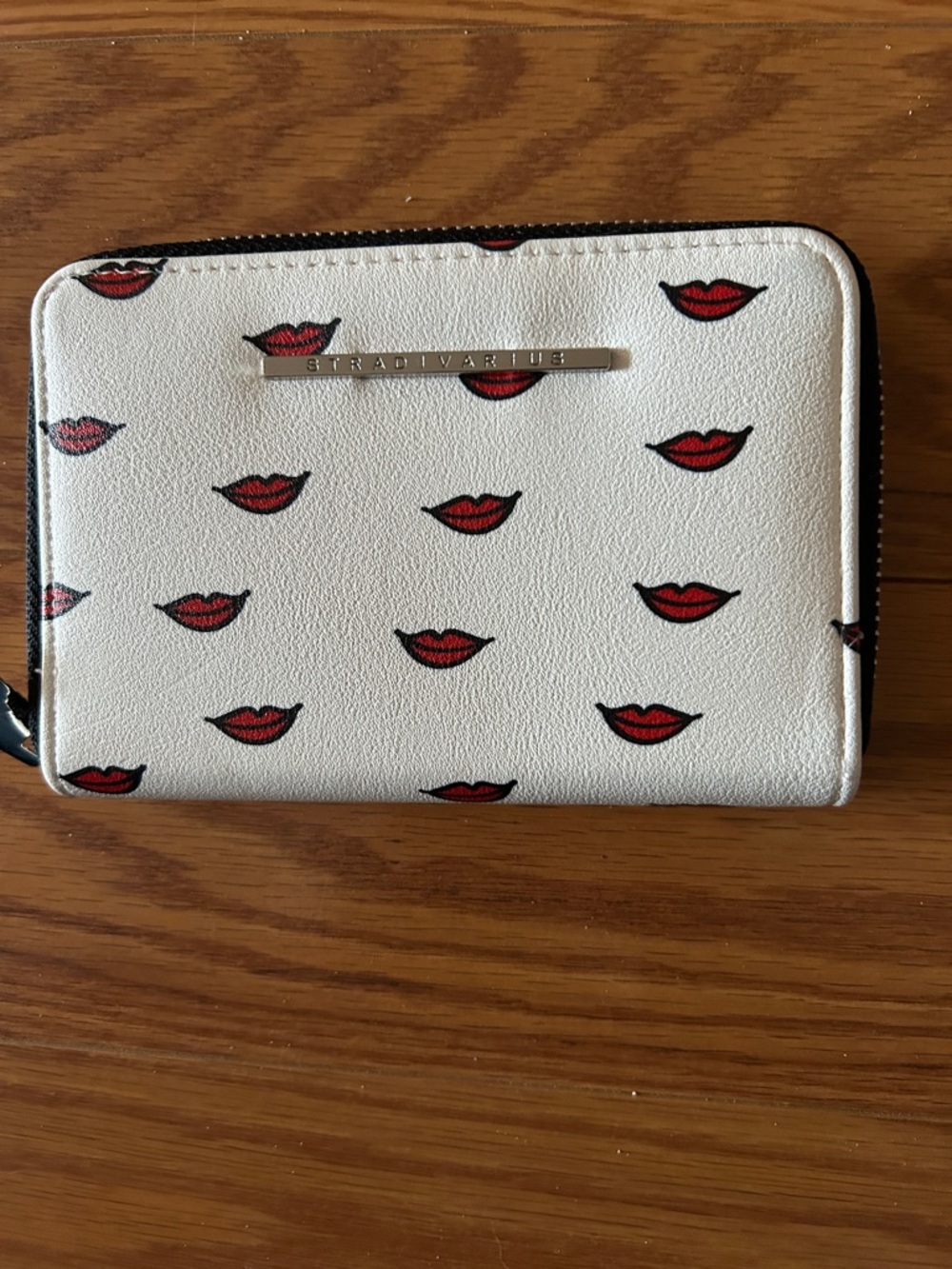 Stradivarius White Zip Wallet with Red Lip Motif